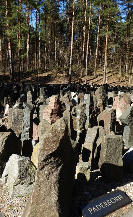 Im Vordergrund des Bildes (unten) die polierte Granitplatte mit dem Namen " Paderborn " (© Wolfgang Stüken)
